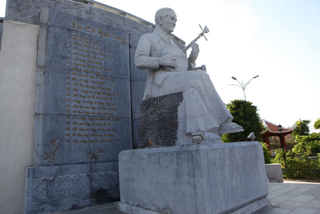 Thăm Khu lưu niệm Nghệ thuật Đờn ca tài tử Nam bộ và cố Nhạc sĩ Cao Văn Lầu