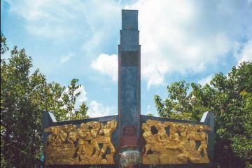 Bia tưởng niệm Thanh niên xung phong tuyến đường 1C