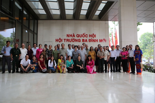 Các cộng tác viên tham quan nhà Quốc hội