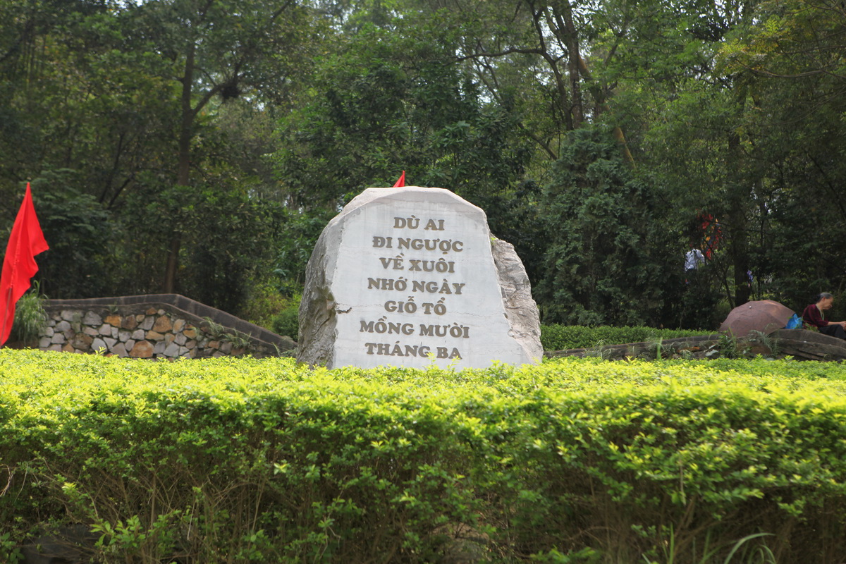 Dâng hương Đền Hùng