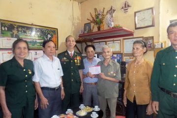 Trao sổ tiết kiệm cho cựu TNXP nghèo ở Yên Bái