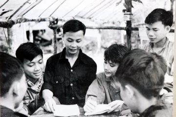 Nhớ người gieo chữ Trường Sơn